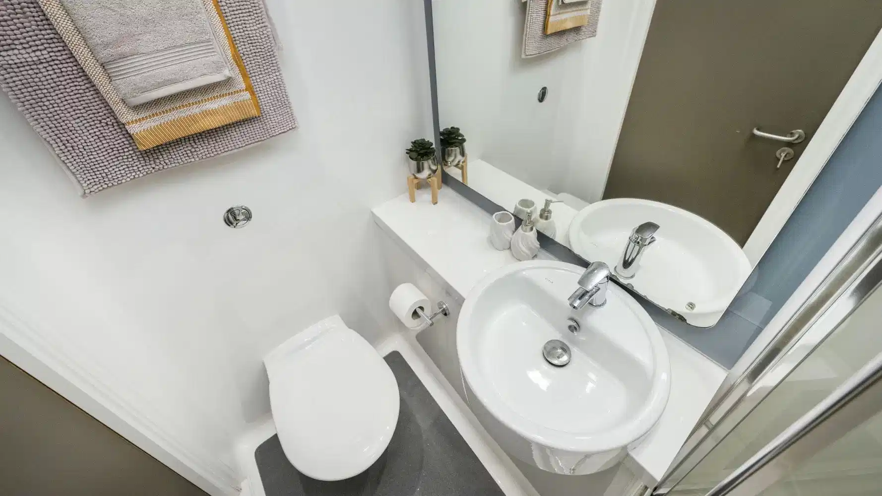 Common Area?w=400&h=260&fit=crop&q=40&auto=format&trim=auto