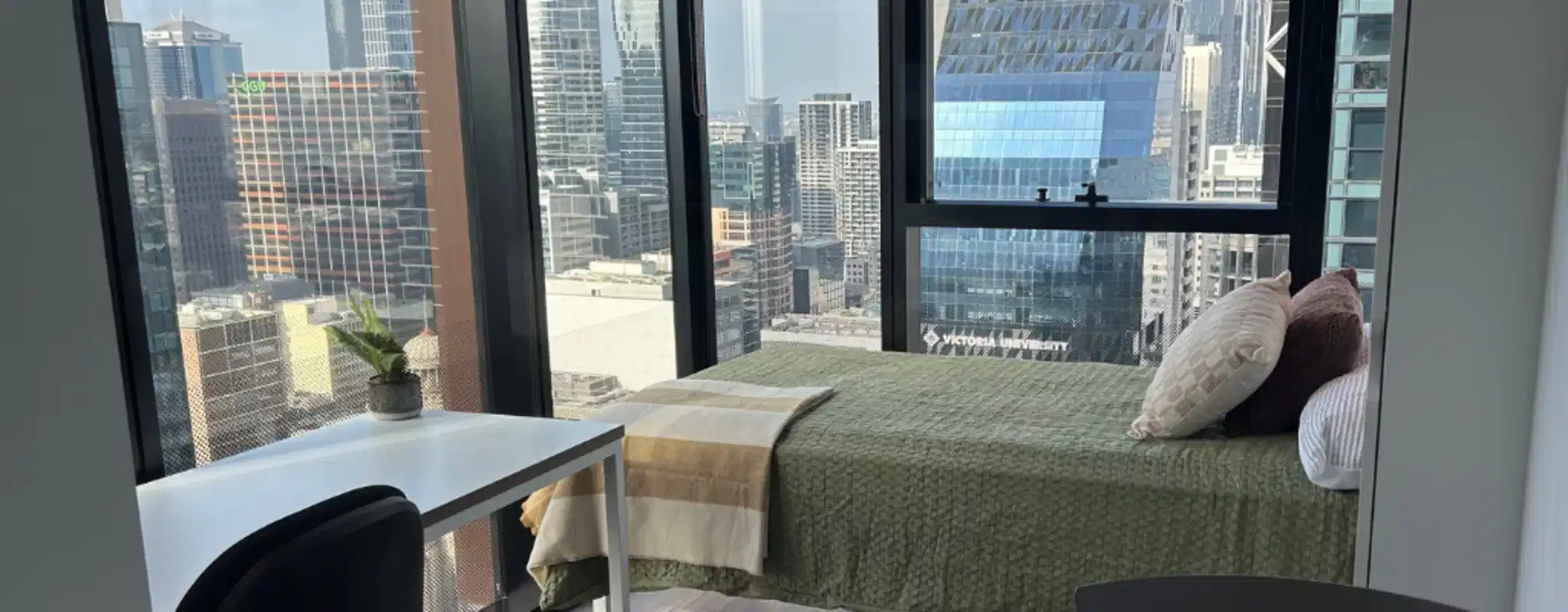 Bedroom?w=400&h=260&fit=crop&q=40&auto=format&trim=auto