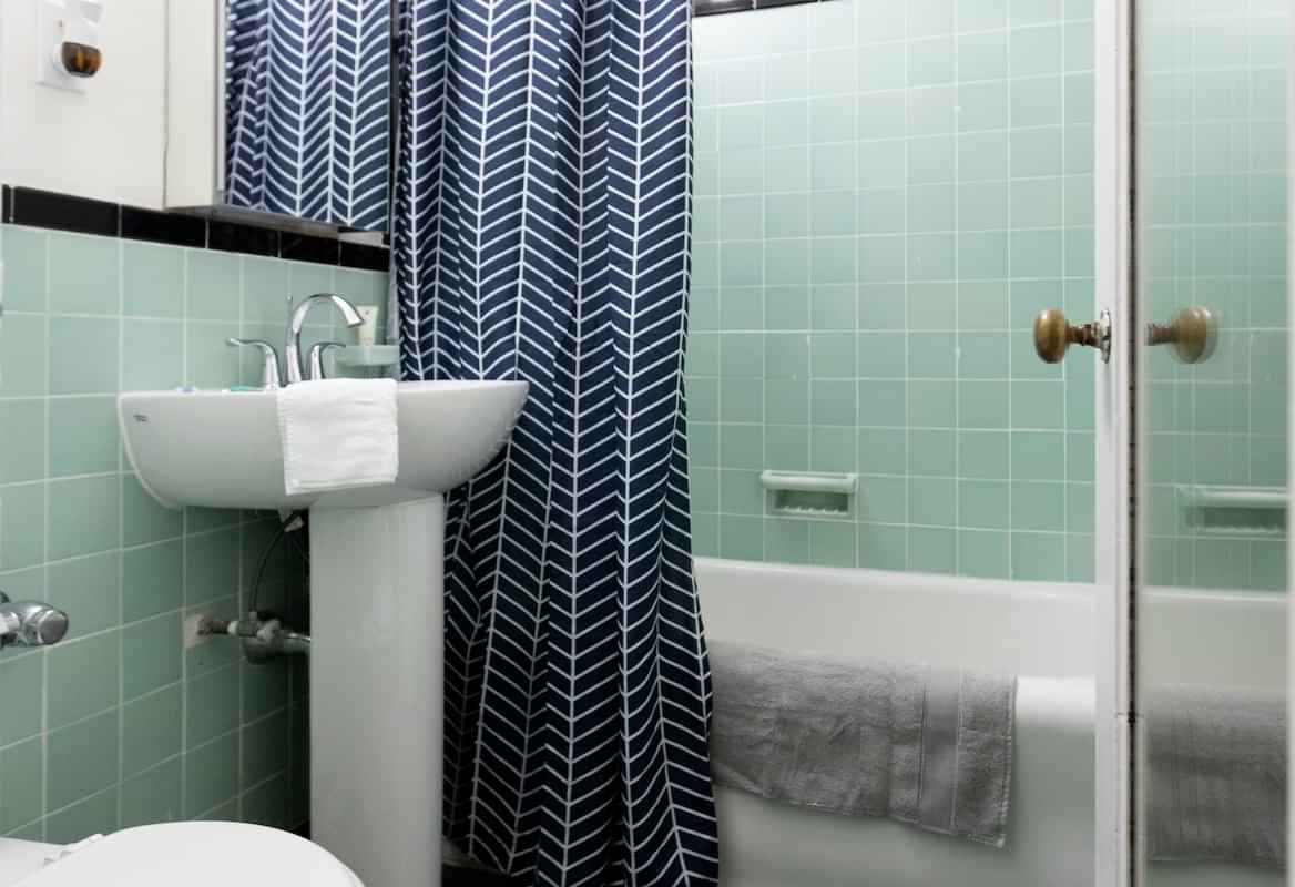 Exterior?w=400&h=260&fit=crop&q=40&auto=format&trim=auto