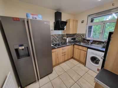 Bedroom 1 - Bathroom?w=400&h=260&fit=crop&q=40&auto=format&trim=auto