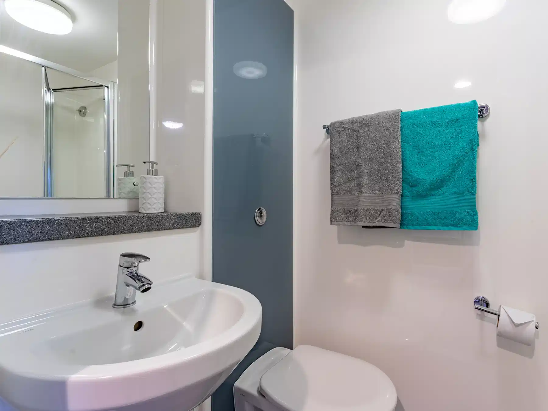 Exterior?w=400&h=260&fit=crop&q=40&auto=format&trim=auto