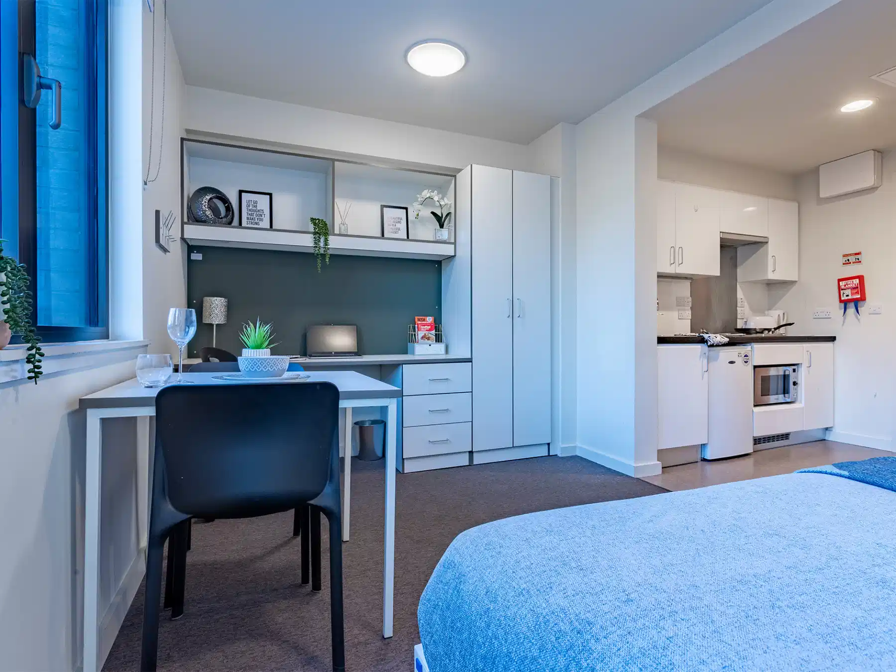 Bedroom?w=400&h=260&fit=crop&q=40&auto=format&trim=auto