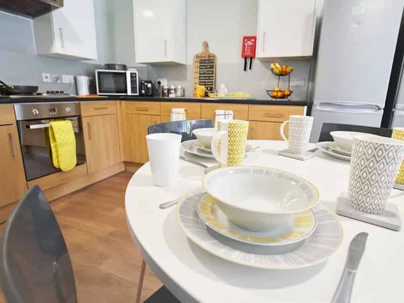 Exterior?w=400&h=260&fit=crop&q=40&auto=format&trim=auto