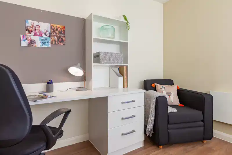 Exterior?w=400&h=260&fit=crop&q=40&auto=format&trim=auto