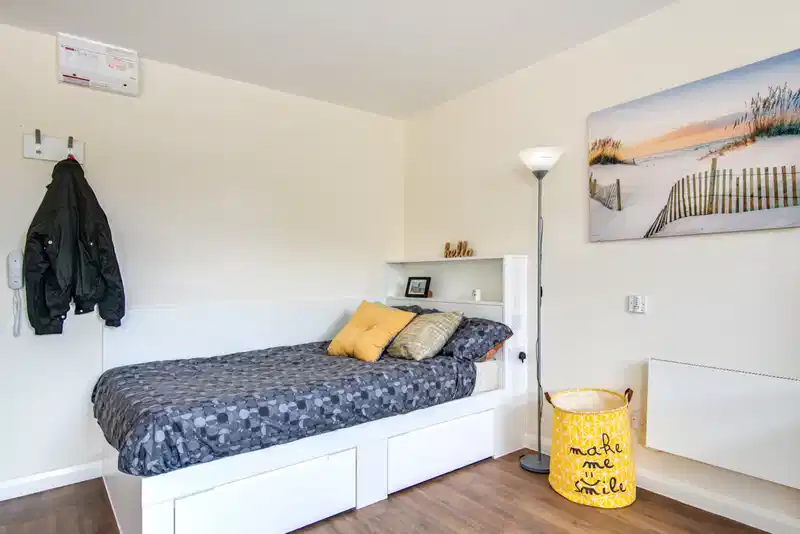 Exterior?w=400&h=260&fit=crop&q=40&auto=format&trim=auto