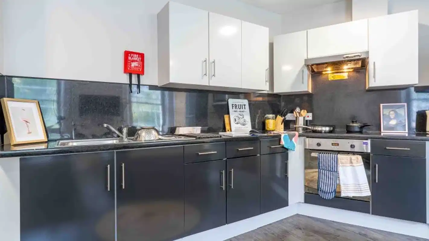 Amenities?w=400&h=260&fit=crop&q=40&auto=format&trim=auto