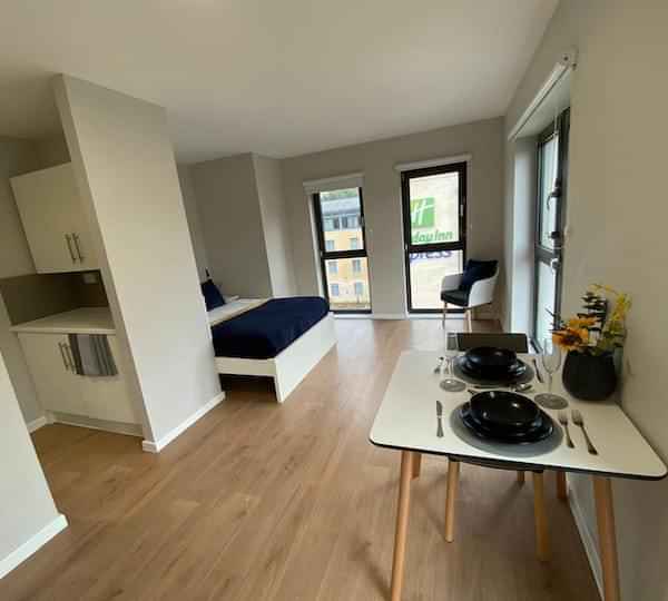 Common Area?w=400&h=260&fit=crop&q=40&auto=format&trim=auto