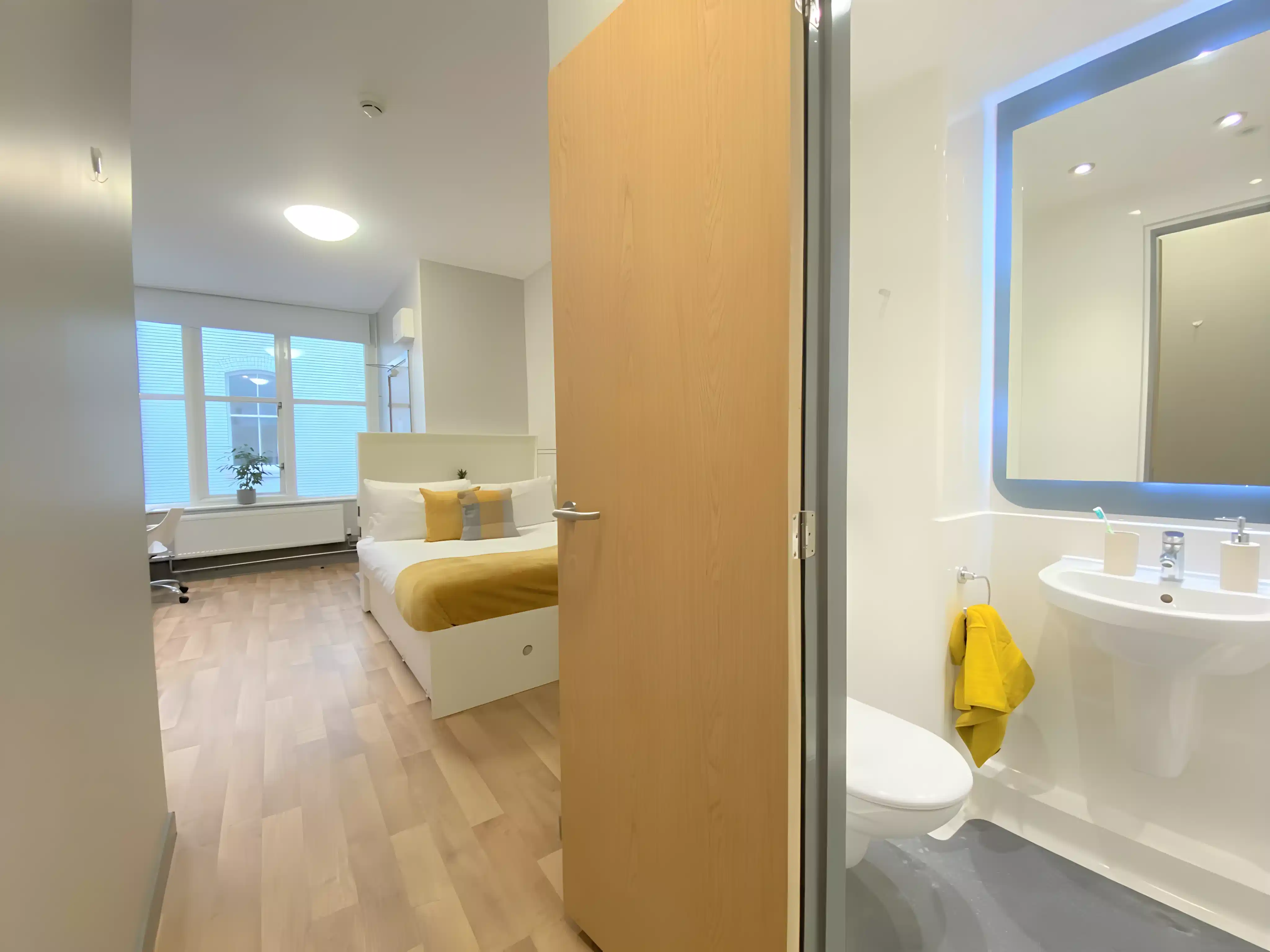 Common Area?w=400&h=260&fit=crop&q=40&auto=format&trim=auto