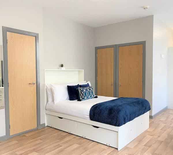 Common Area?w=400&h=260&fit=crop&q=40&auto=format&trim=auto