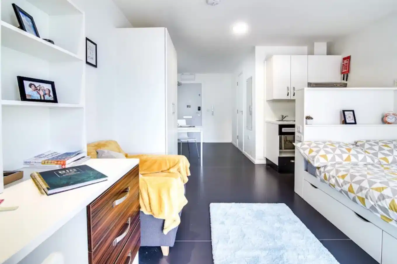 Amenities?w=400&h=260&fit=crop&q=40&auto=format&trim=auto