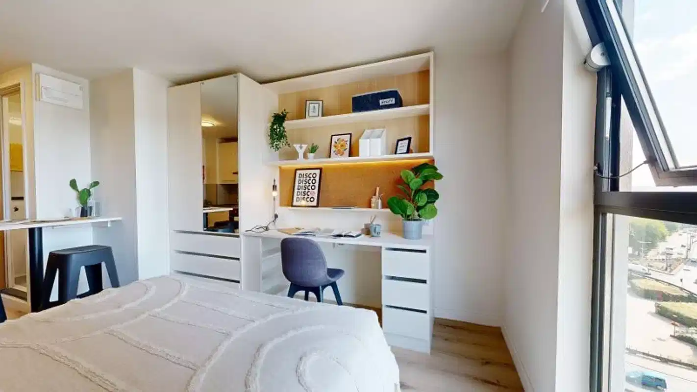 Amenities?w=400&h=260&fit=crop&q=40&auto=format&trim=auto
