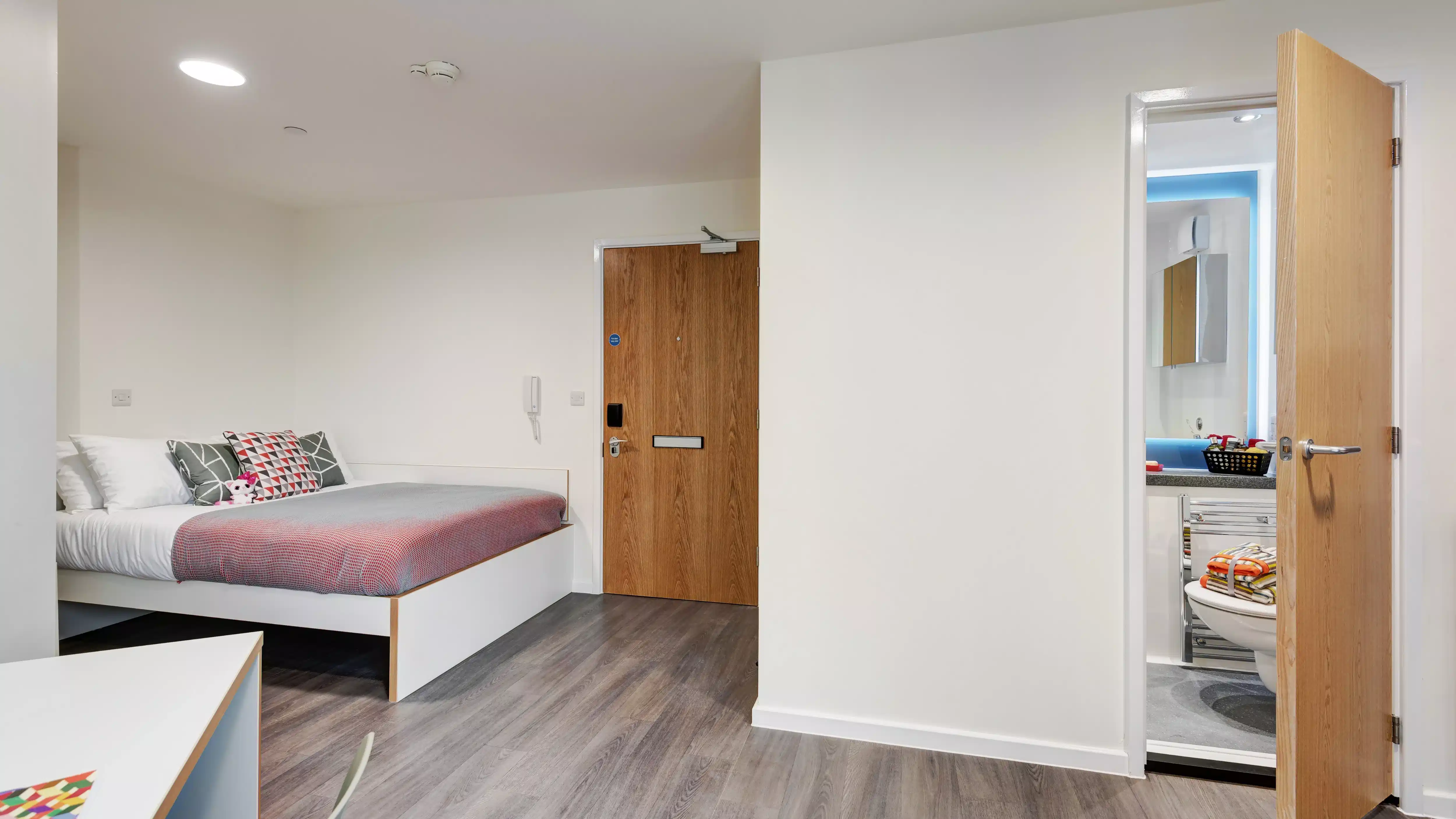 Exterior?w=400&h=260&fit=crop&q=40&auto=format&trim=auto