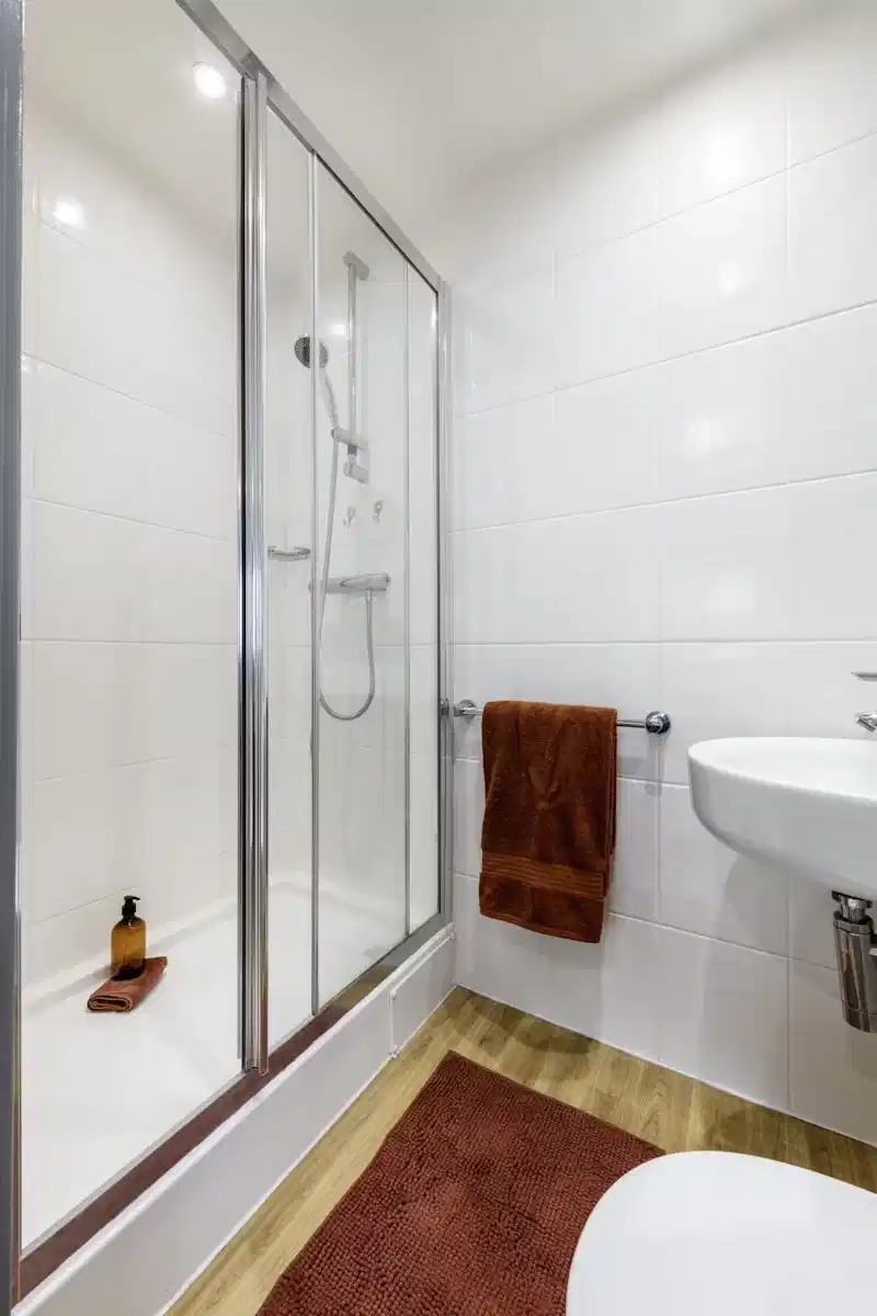 Common Area?w=400&h=260&fit=crop&q=40&auto=format&trim=auto