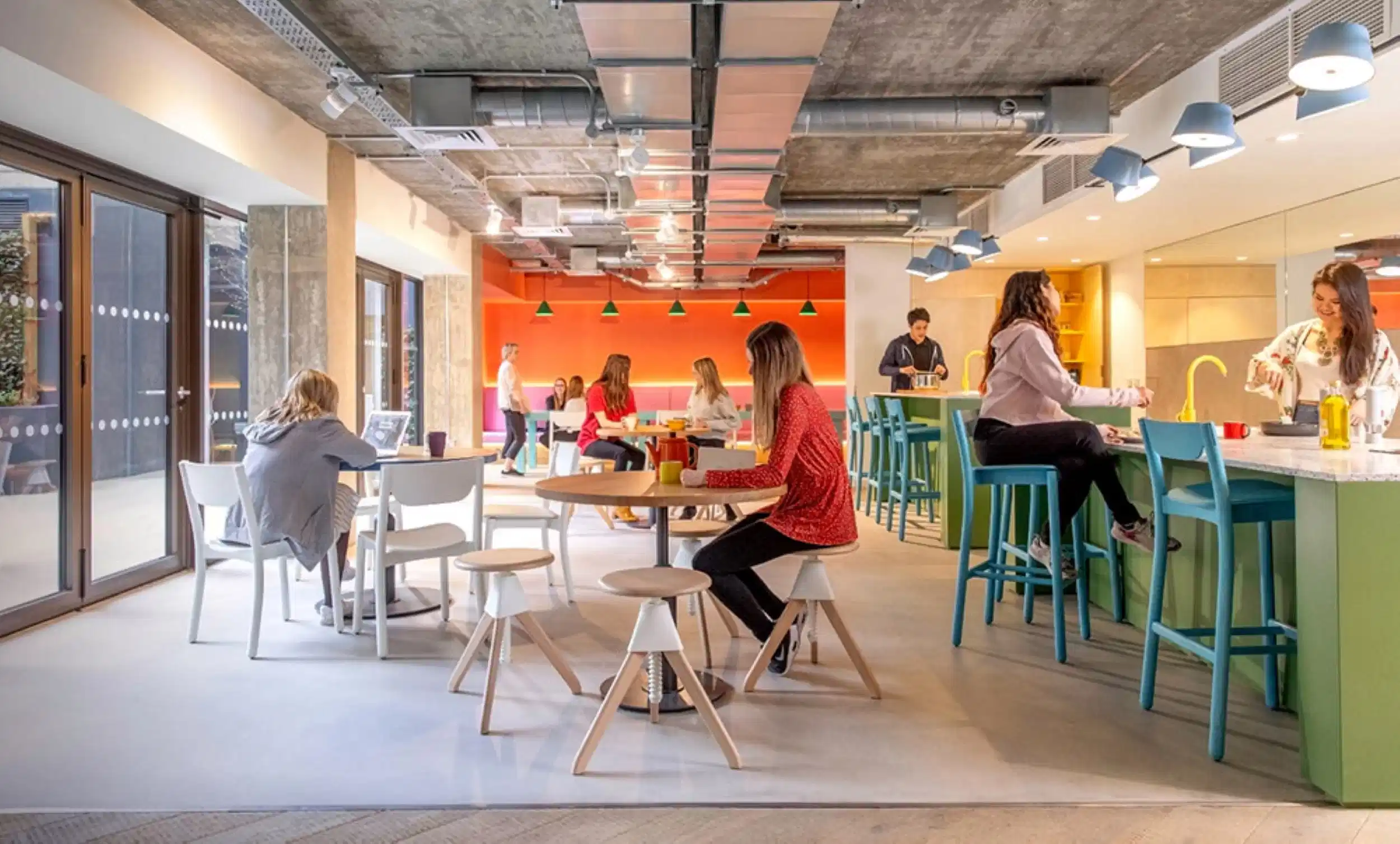 Exterior?w=400&h=260&fit=crop&q=40&auto=format&trim=auto