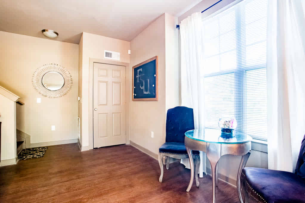 Exterior?w=400&h=260&fit=crop&q=40&auto=format&trim=auto