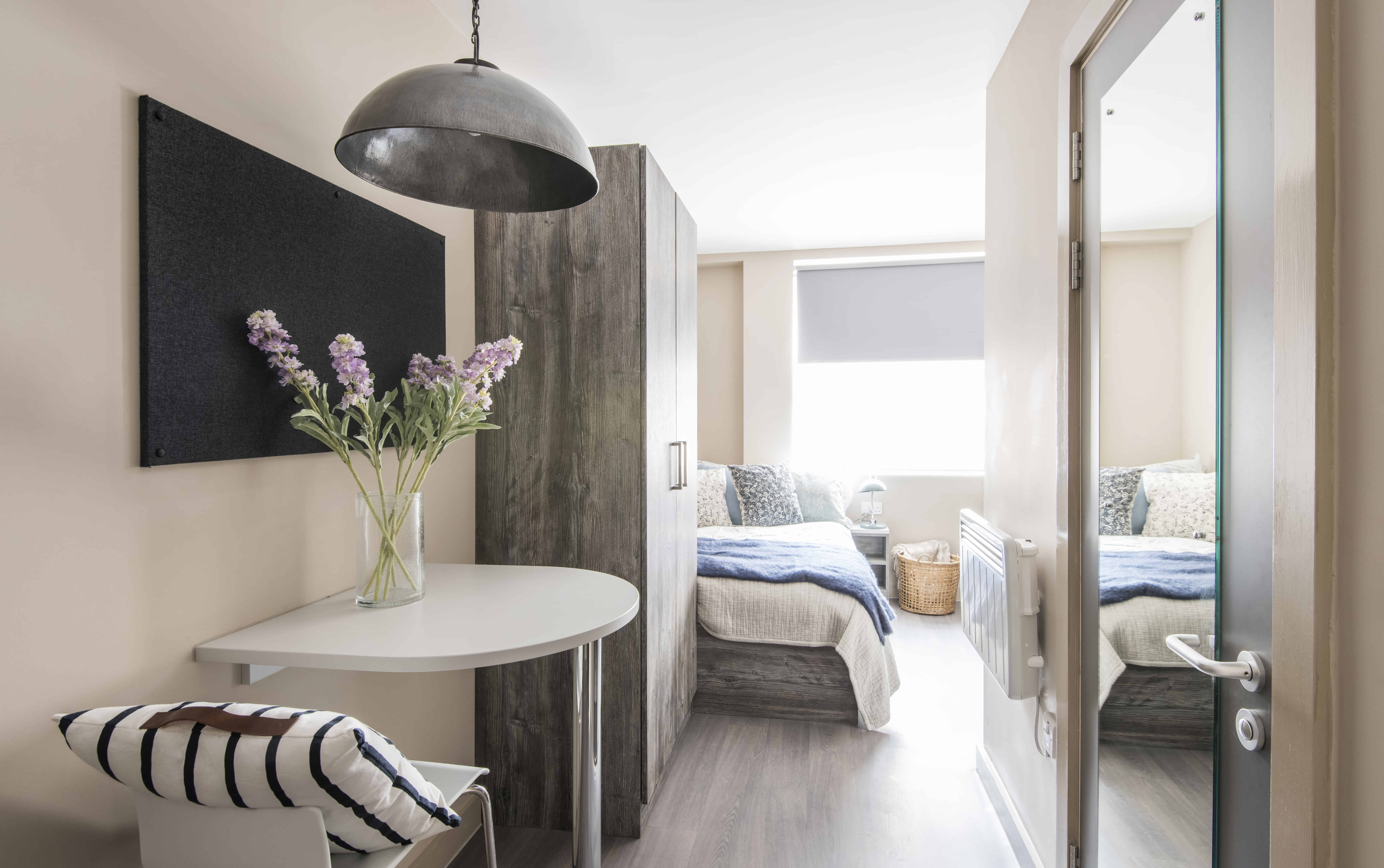 Exterior?w=400&h=260&fit=crop&q=40&auto=format&trim=auto