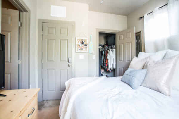 Exterior?w=400&h=260&fit=crop&q=40&auto=format&trim=auto