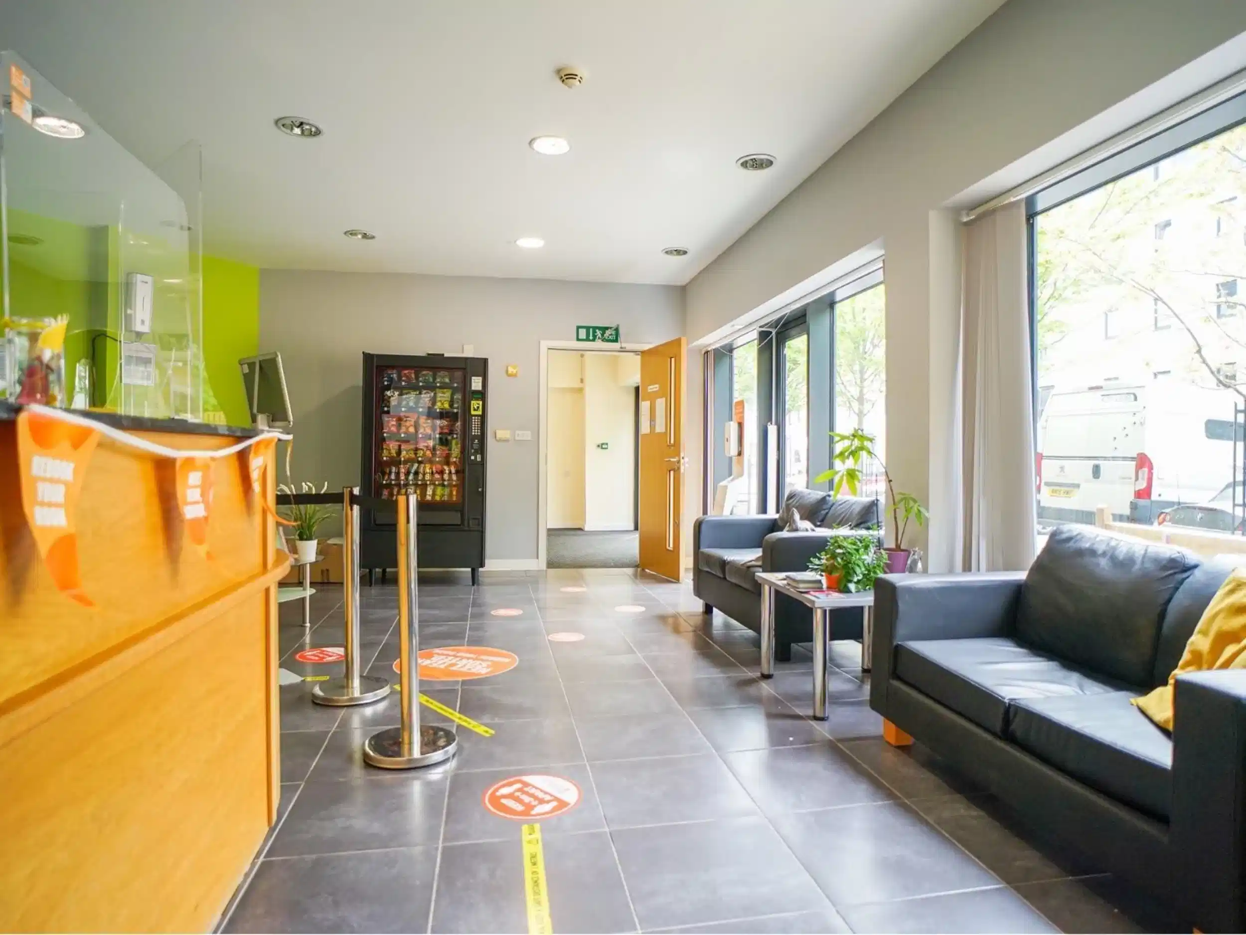 Amenities?w=400&h=260&fit=crop&q=40&auto=format&trim=auto