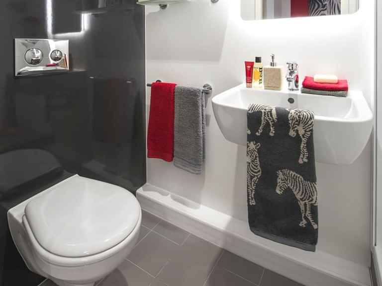 Common Area?w=400&h=260&fit=crop&q=40&auto=format&trim=auto