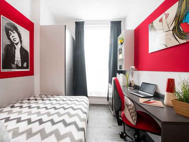 Common Area?w=400&h=260&fit=crop&q=40&auto=format&trim=auto