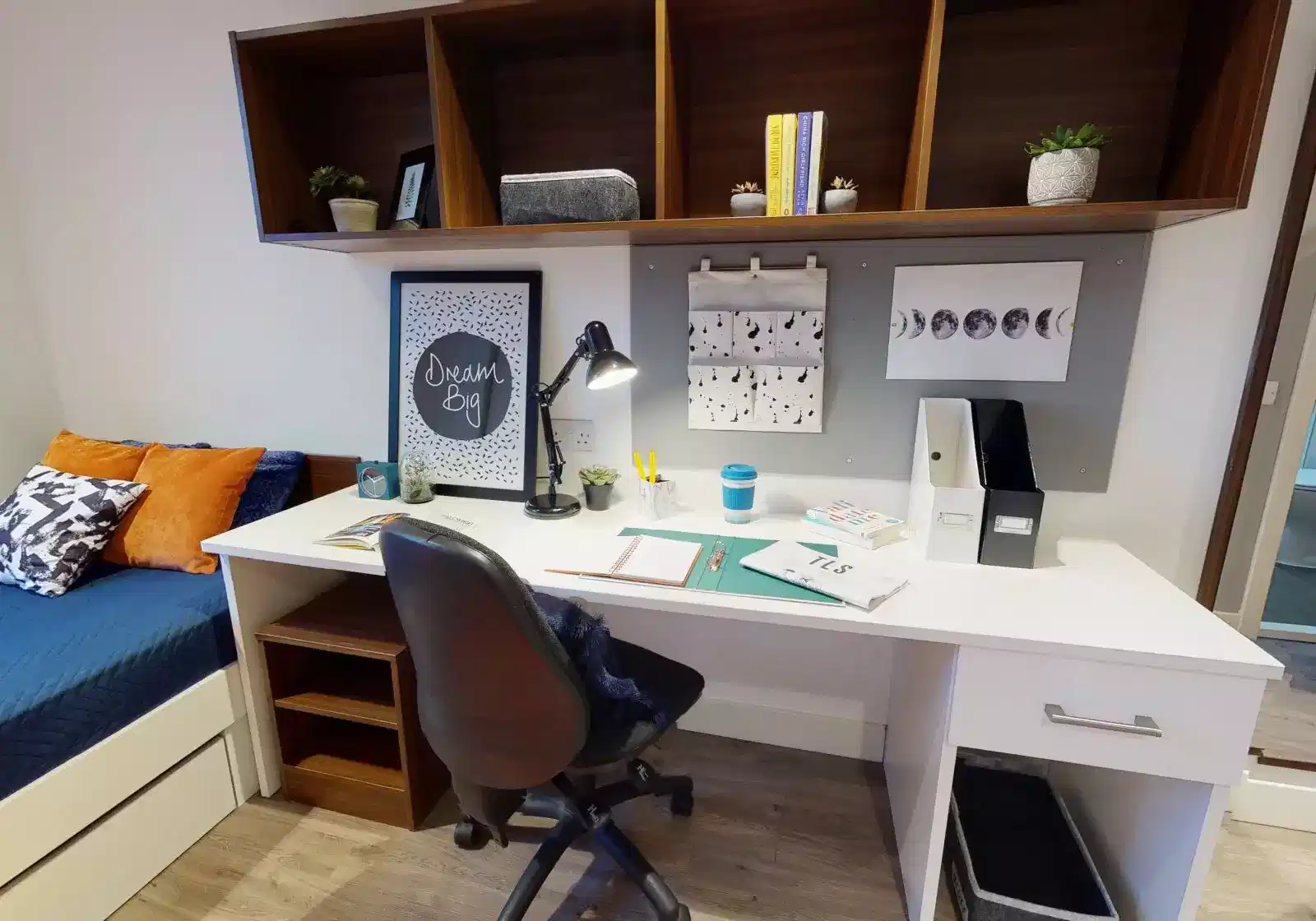 Exterior?w=400&h=260&fit=crop&q=40&auto=format&trim=auto