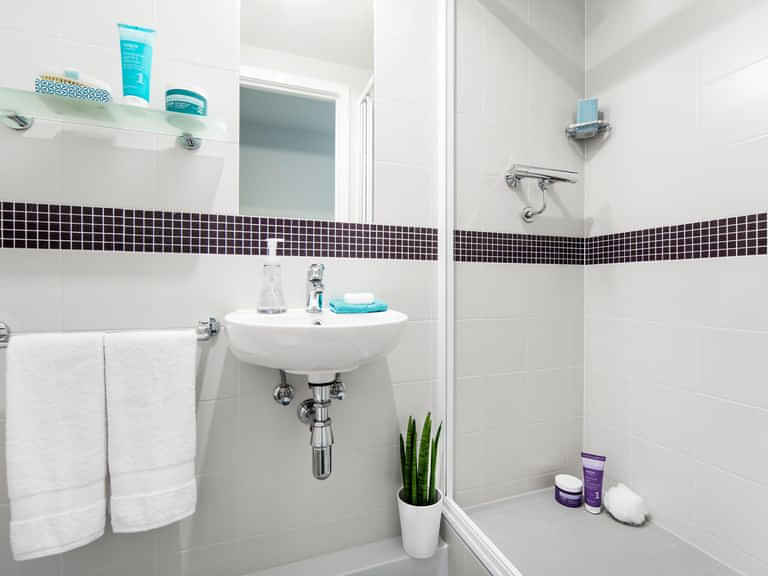 Exterior?w=400&h=260&fit=crop&q=40&auto=format&trim=auto