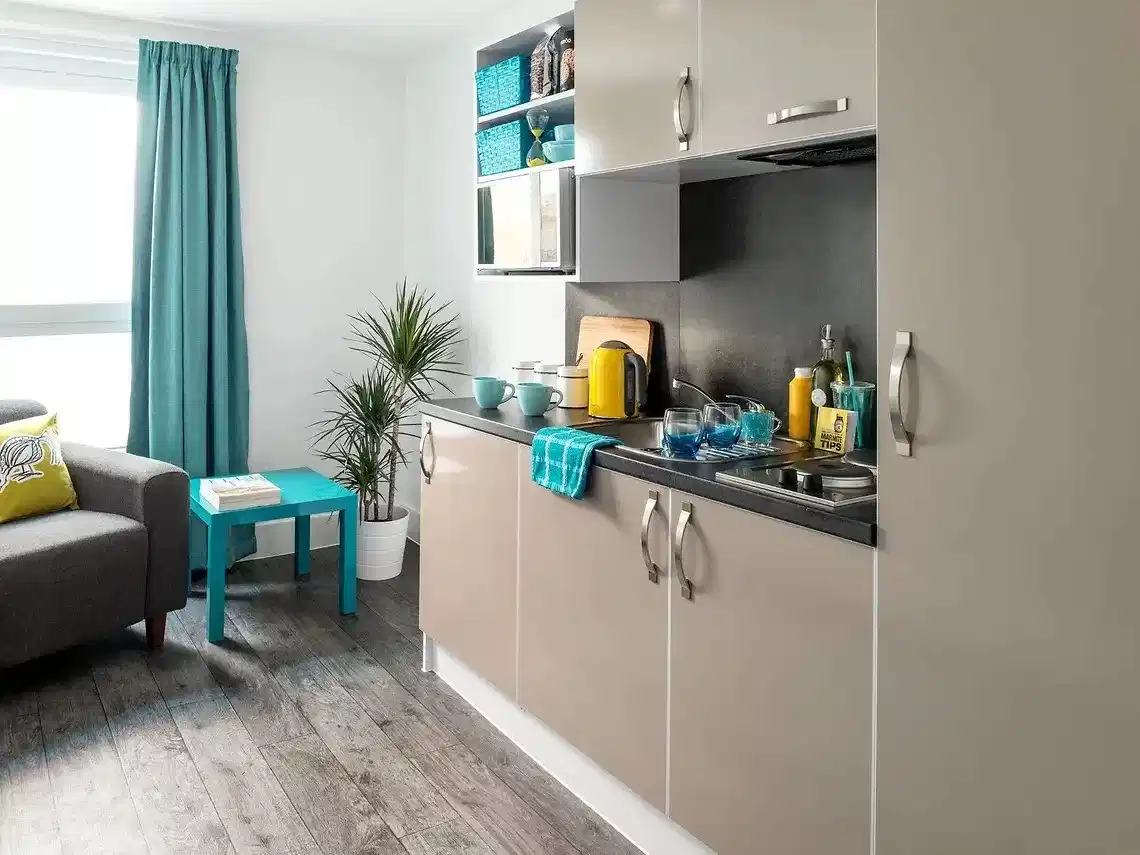 Common Area?w=400&h=260&fit=crop&q=40&auto=format&trim=auto