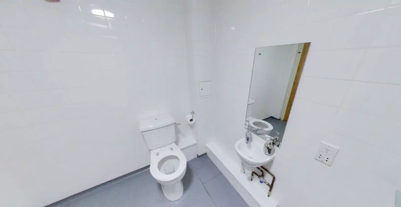 Exterior?w=400&h=260&fit=crop&q=40&auto=format&trim=auto