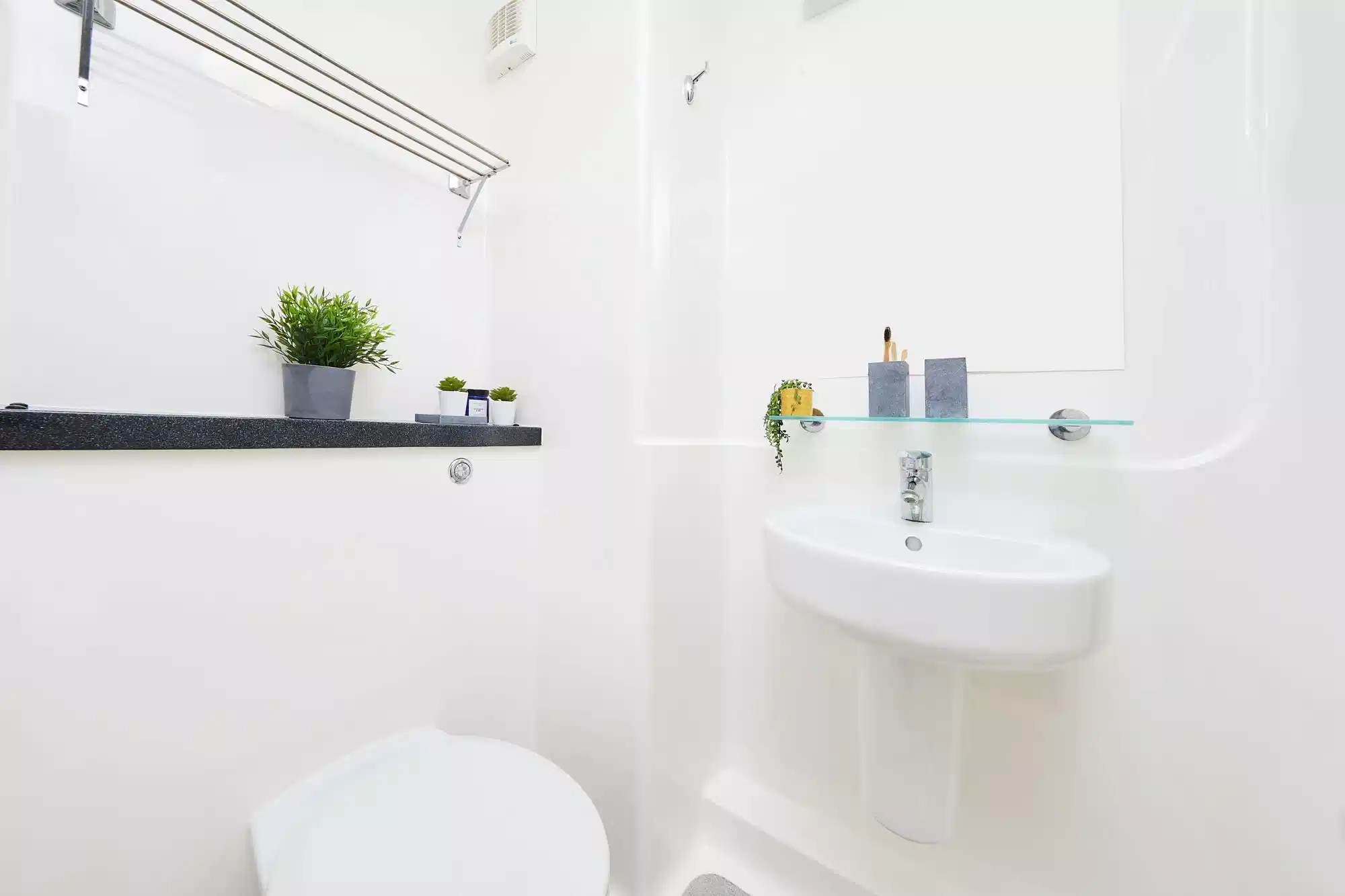 Exterior?w=400&h=260&fit=crop&q=40&auto=format&trim=auto