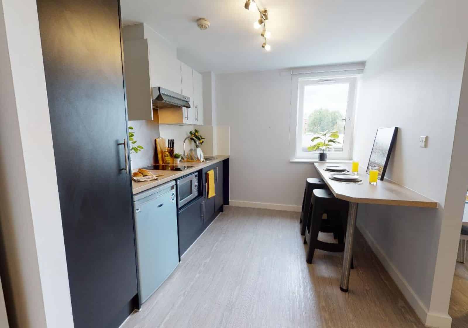 Exterior?w=400&h=260&fit=crop&q=40&auto=format&trim=auto