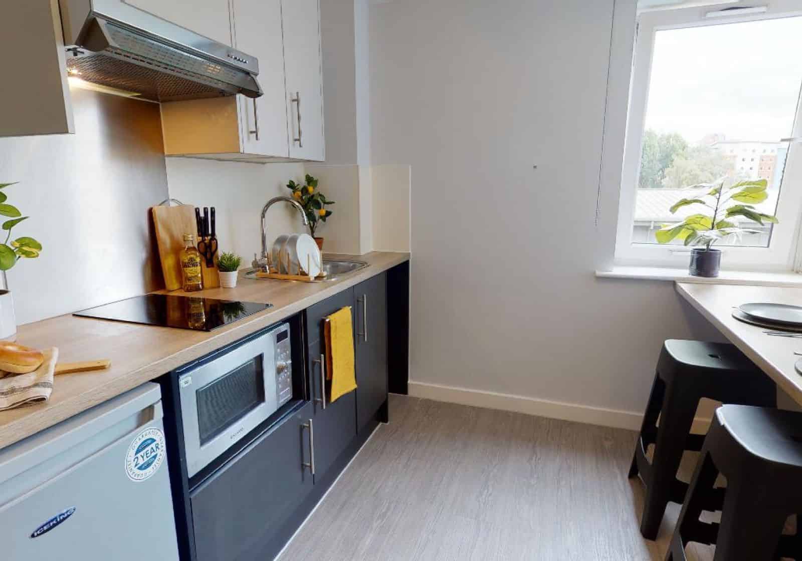 Exterior?w=400&h=260&fit=crop&q=40&auto=format&trim=auto