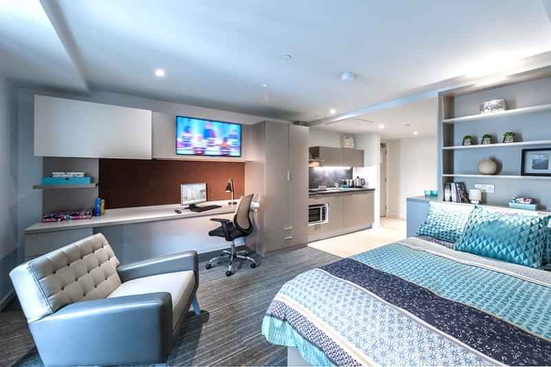 Exterior?w=400&h=260&fit=crop&q=40&auto=format&trim=auto