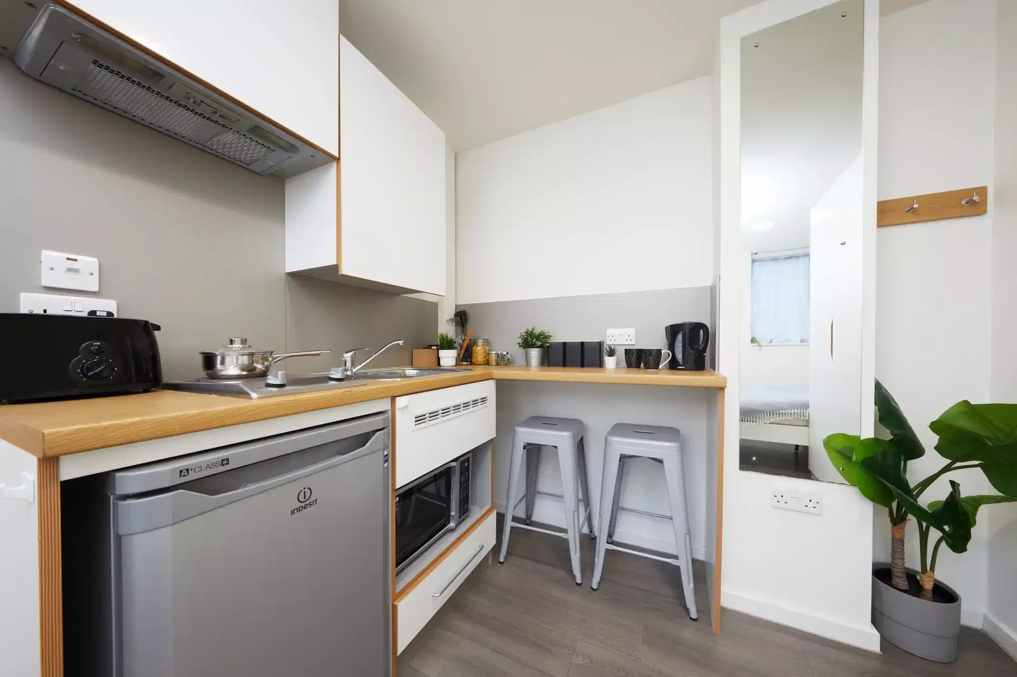 Amenities?w=400&h=260&fit=crop&q=40&auto=format&trim=auto