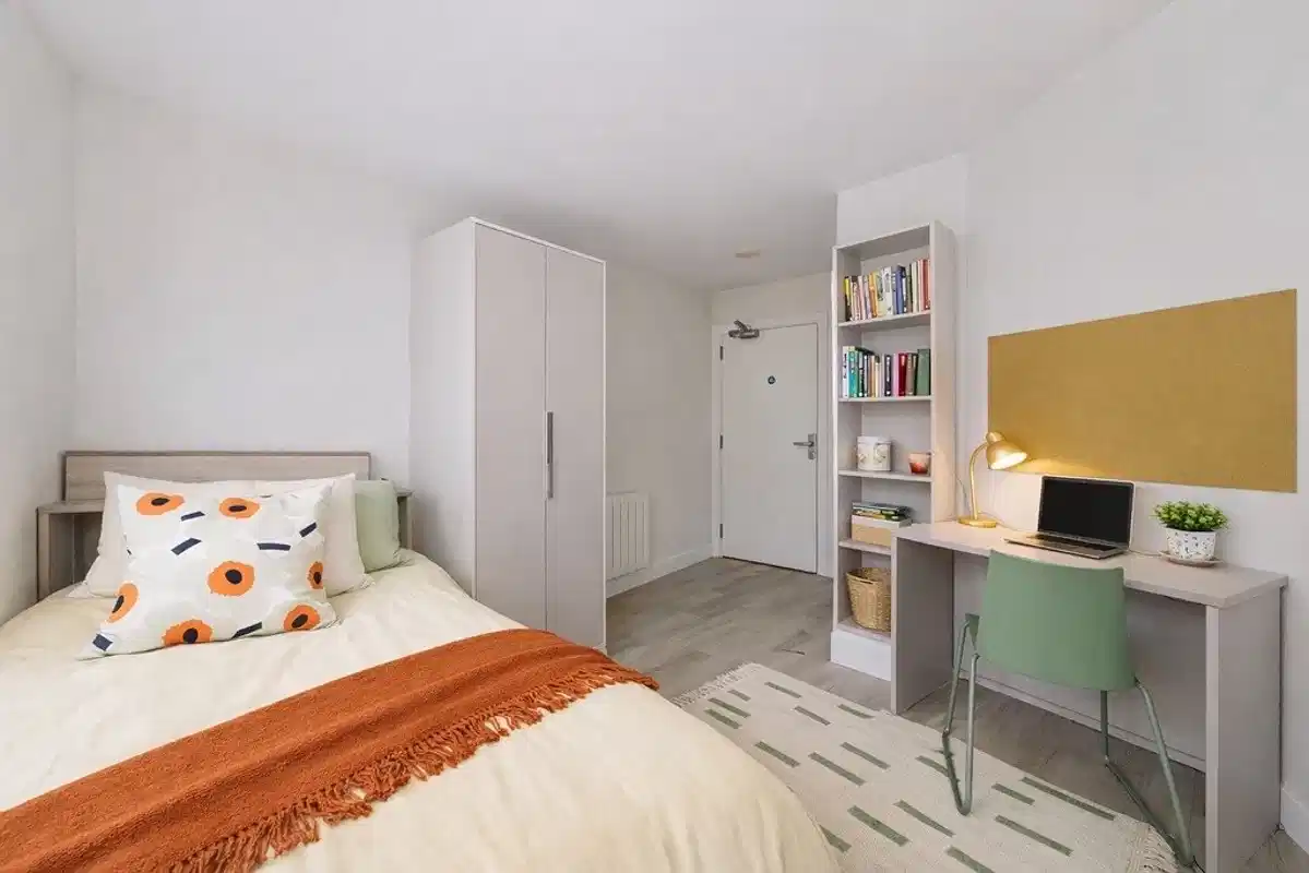 Deluxe Ensuite - Amenities?w=400&h=260&fit=crop&q=40&auto=format&trim=auto