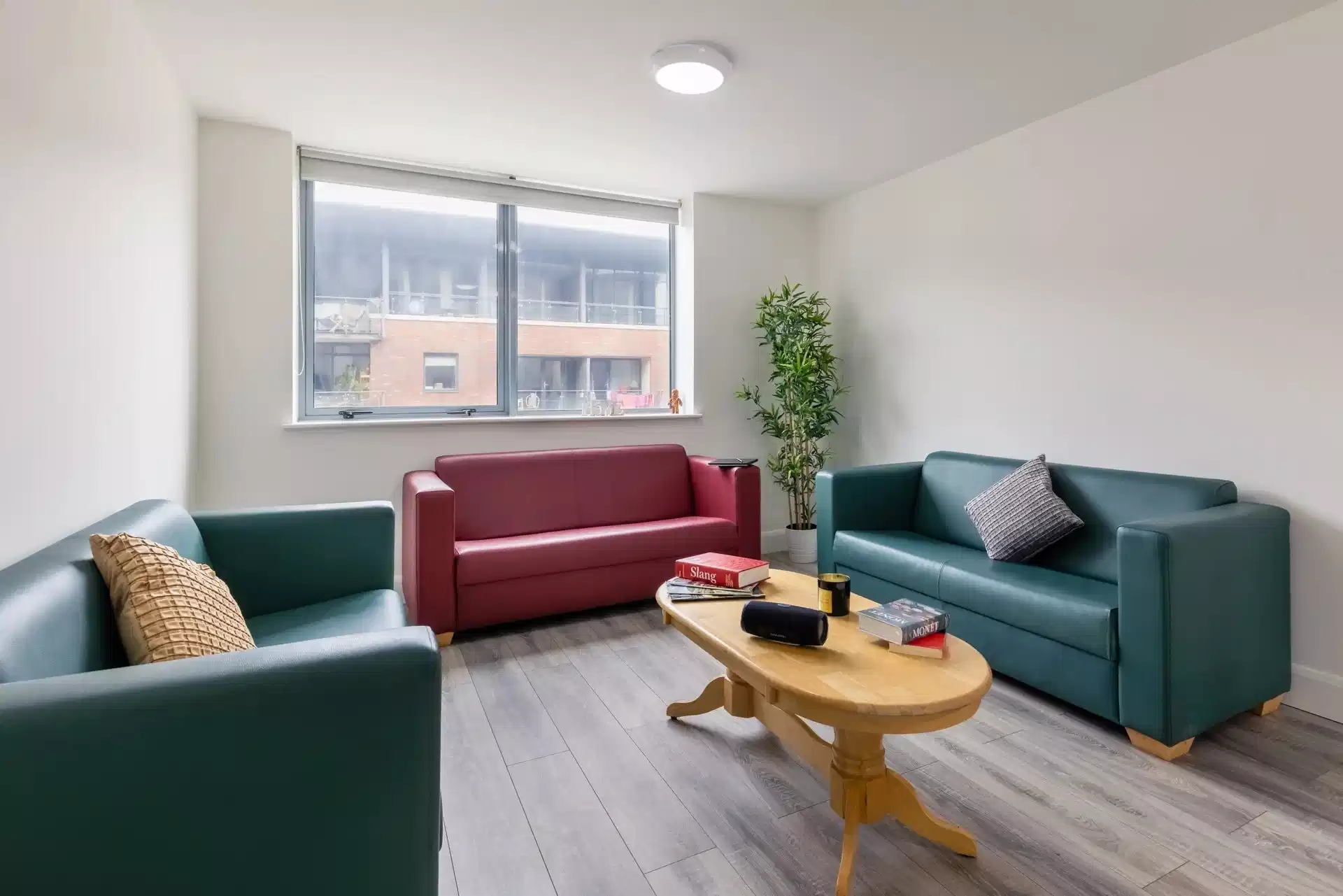 Mayor Square, Dublin - Dublin, Ireland - Deluxe Ensuite - Amenities