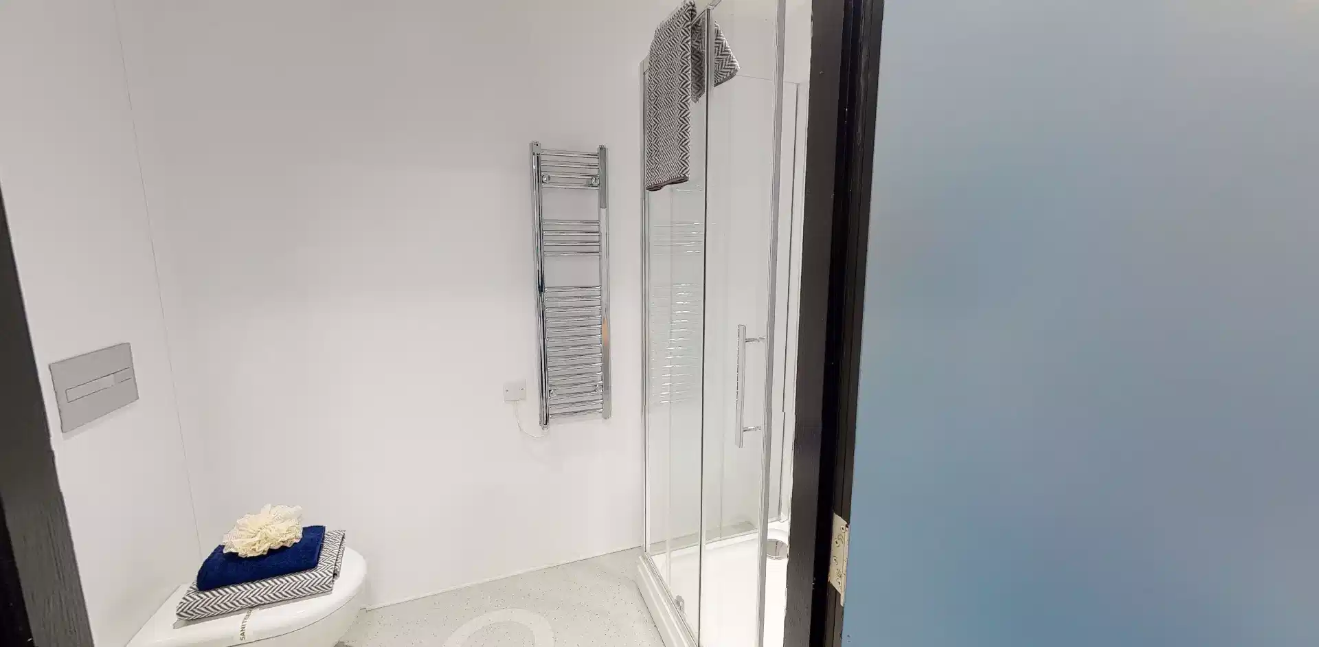 Exterior?w=400&h=260&fit=crop&q=40&auto=format&trim=auto