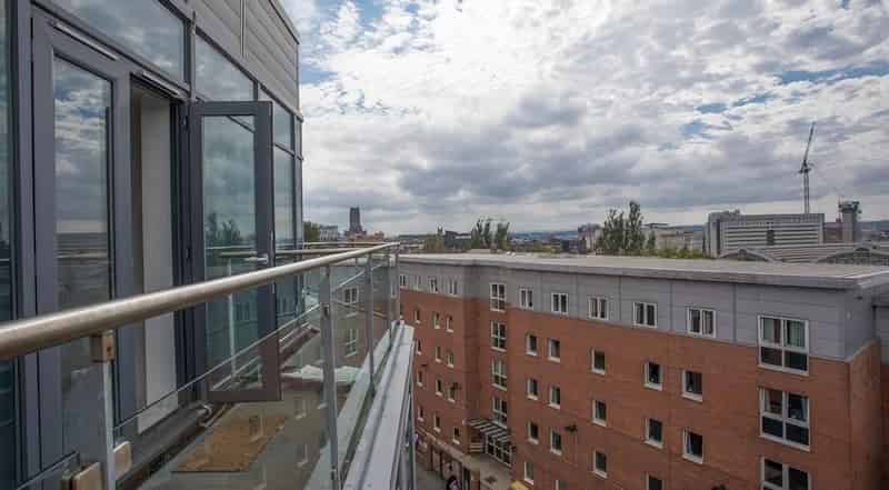 Exterior?w=400&h=260&fit=crop&q=40&auto=format&trim=auto