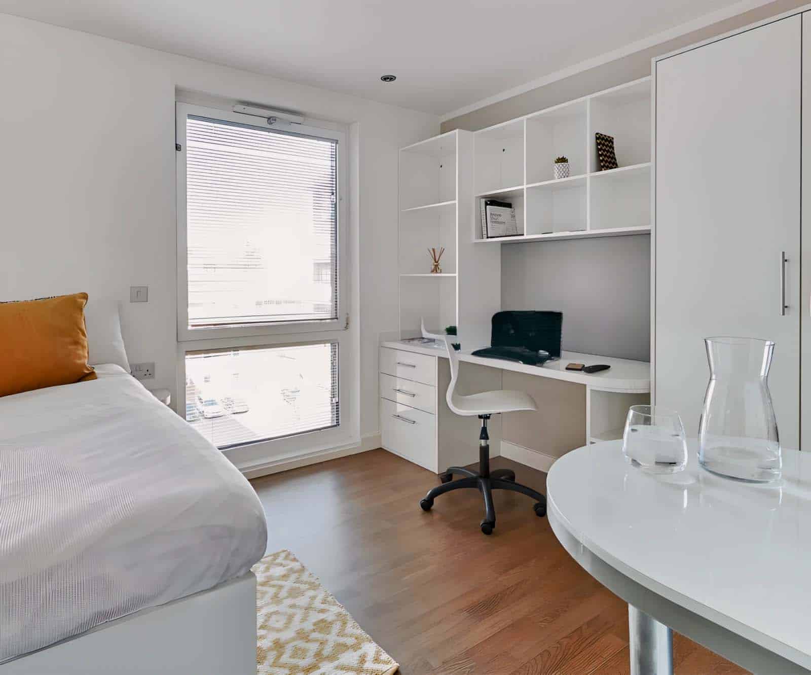 Common Area?w=400&h=260&fit=crop&q=40&auto=format&trim=auto