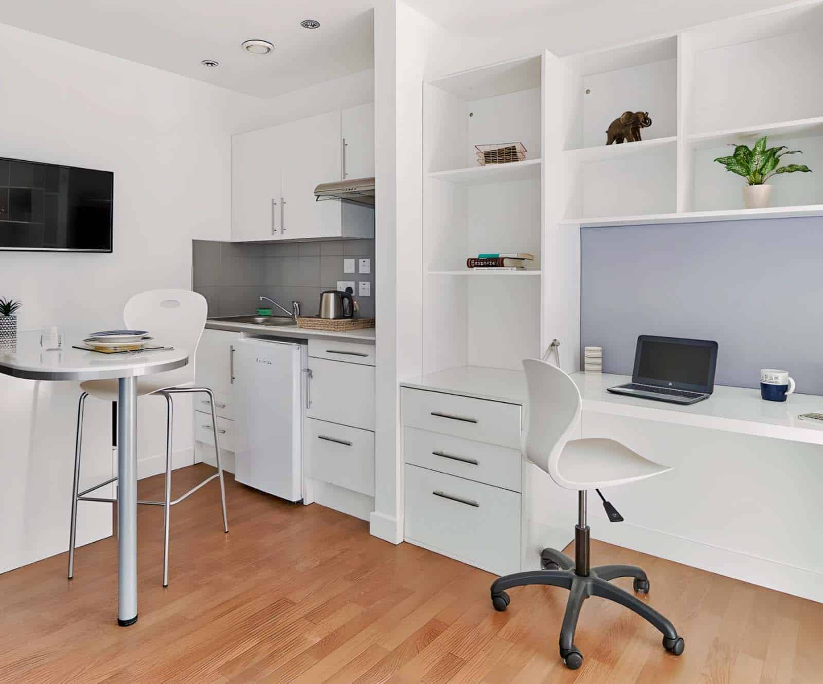 Common Area?w=400&h=260&fit=crop&q=40&auto=format&trim=auto