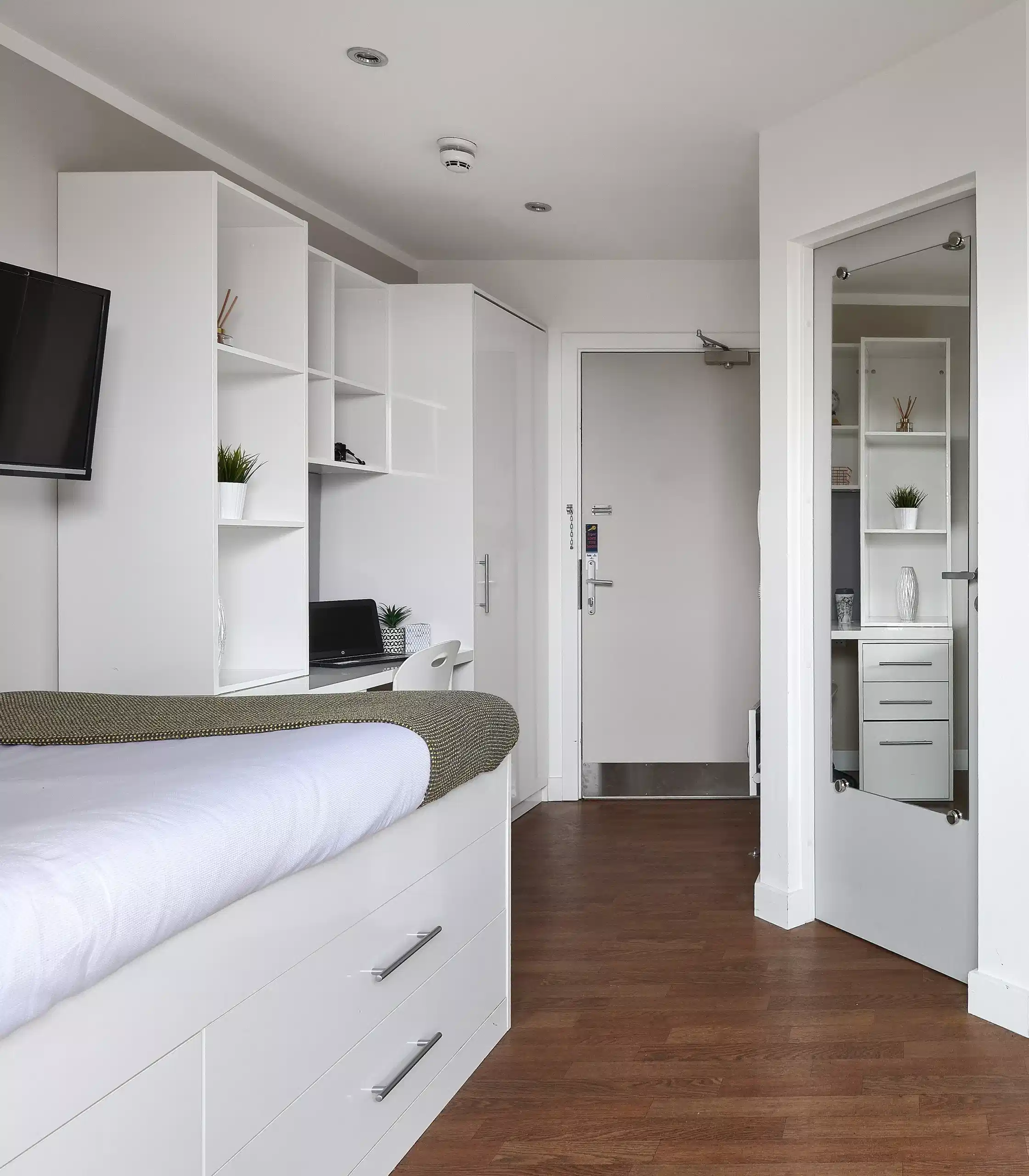 Amenities?w=400&h=260&fit=crop&q=40&auto=format&trim=auto