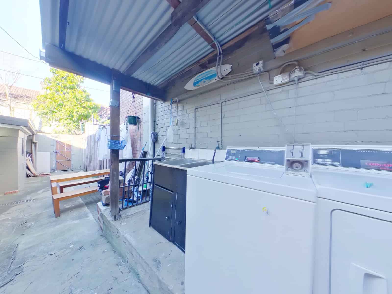 Exterior?w=400&h=260&fit=crop&q=40&auto=format&trim=auto