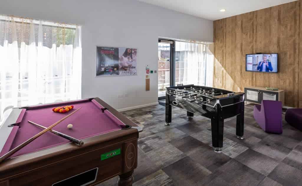Amenities?w=400&h=260&fit=crop&q=40&auto=format&trim=auto
