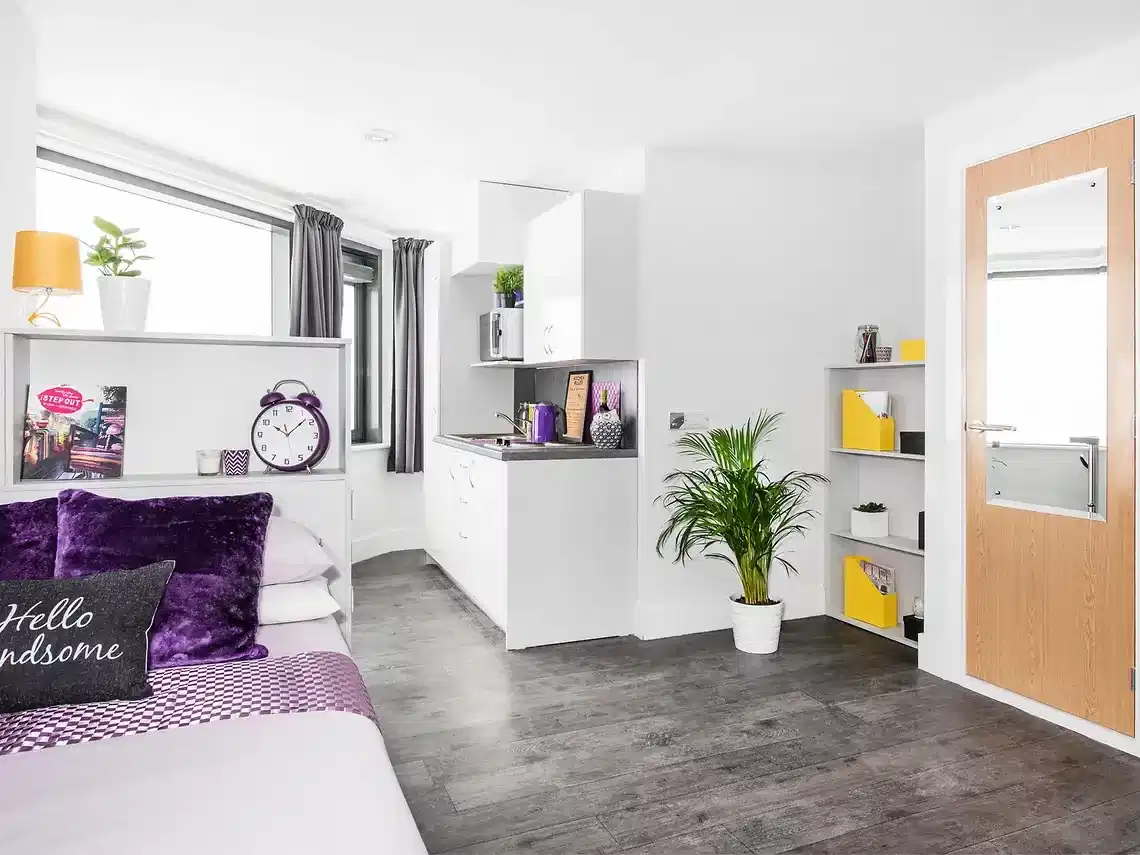 Common Area?w=400&h=260&fit=crop&q=40&auto=format&trim=auto