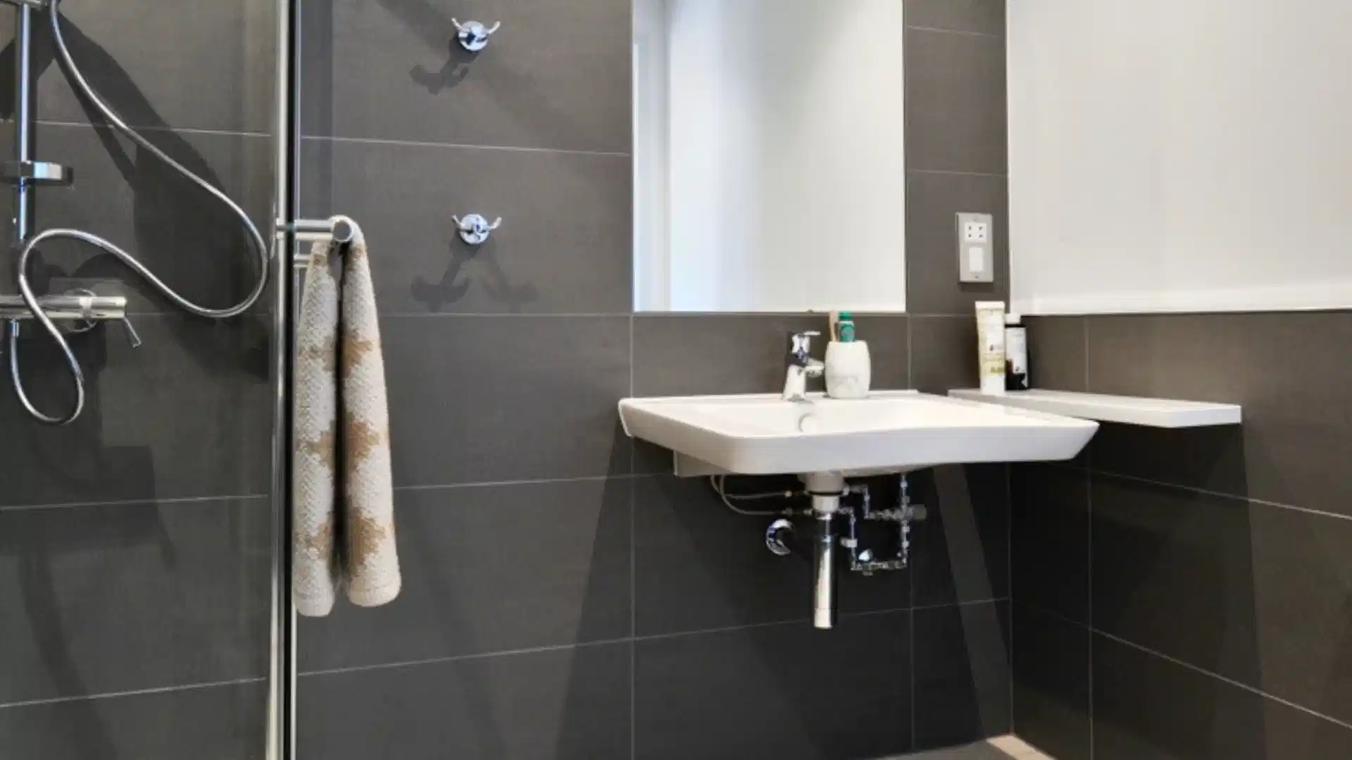 Common Area?w=400&h=260&fit=crop&q=40&auto=format&trim=auto