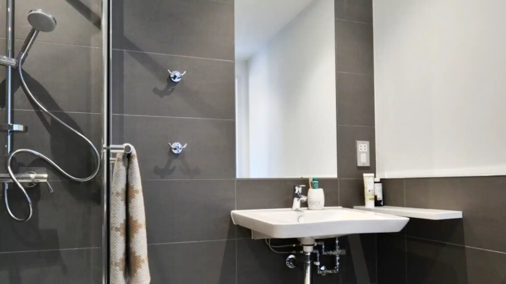 Common Area?w=400&h=260&fit=crop&q=40&auto=format&trim=auto