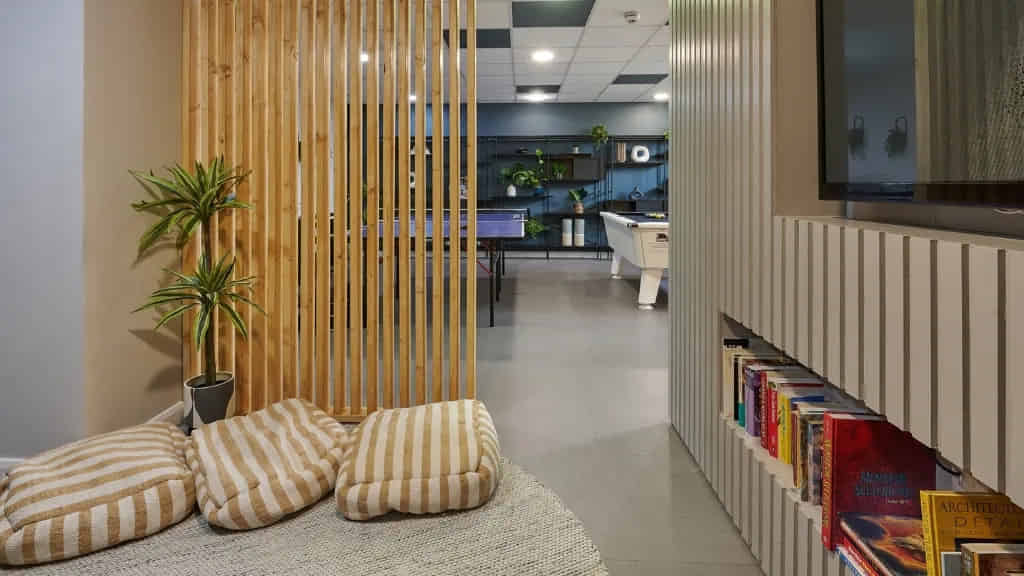 Common Area?w=400&h=260&fit=crop&q=40&auto=format&trim=auto