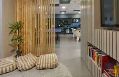 Common Area?w=400&h=260&fit=crop&q=40&auto=format&trim=auto