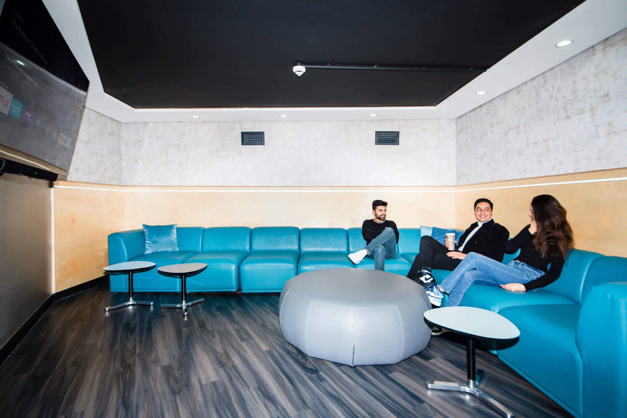 Exterior?w=400&h=260&fit=crop&q=40&auto=format&trim=auto