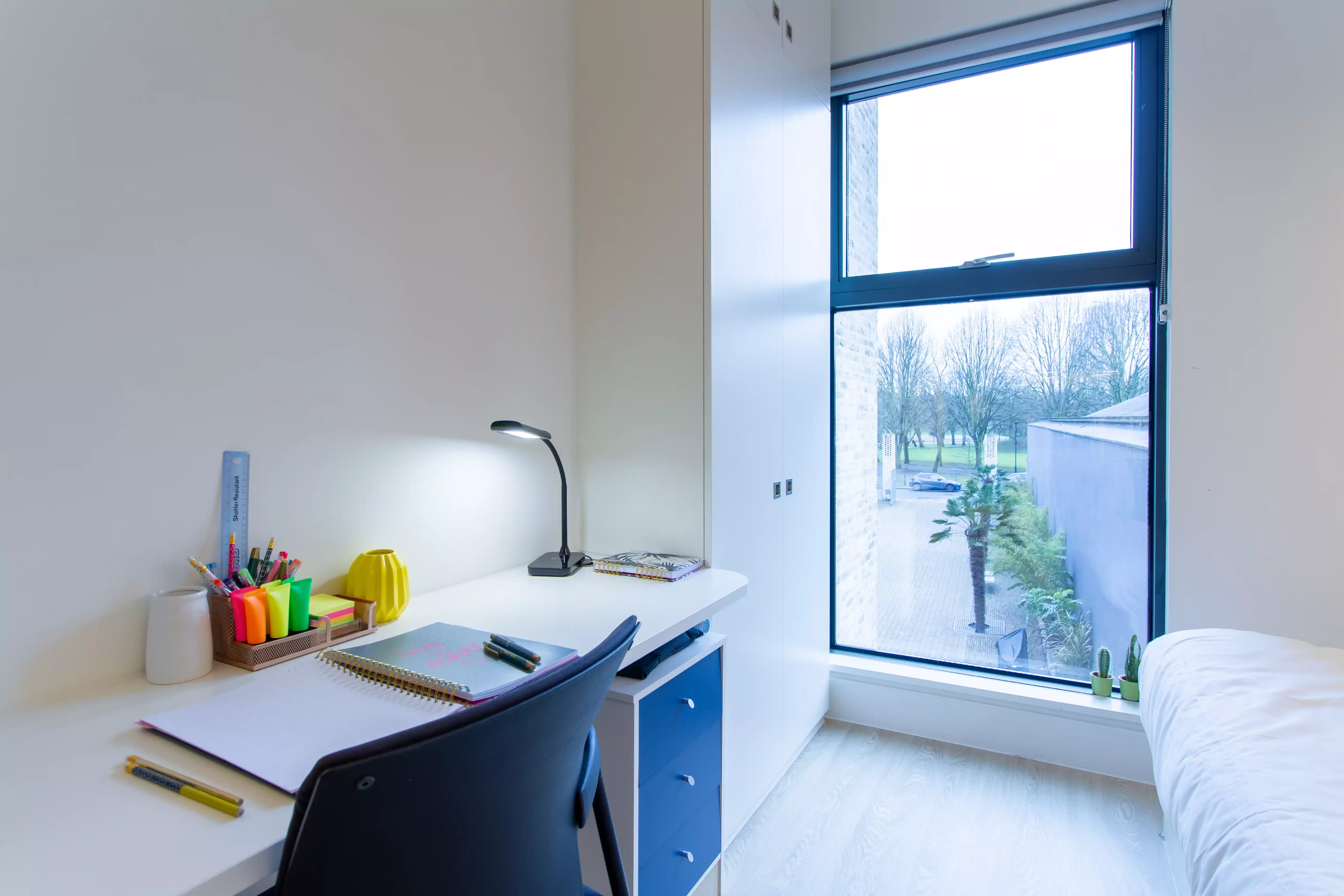 Common Area?w=400&h=260&fit=crop&q=40&auto=format&trim=auto