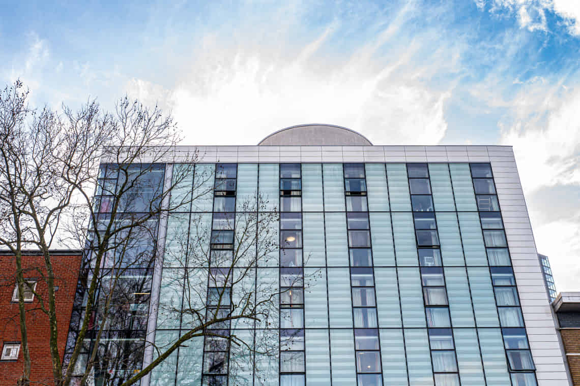 Amenities?w=400&h=260&fit=crop&q=40&auto=format&trim=auto